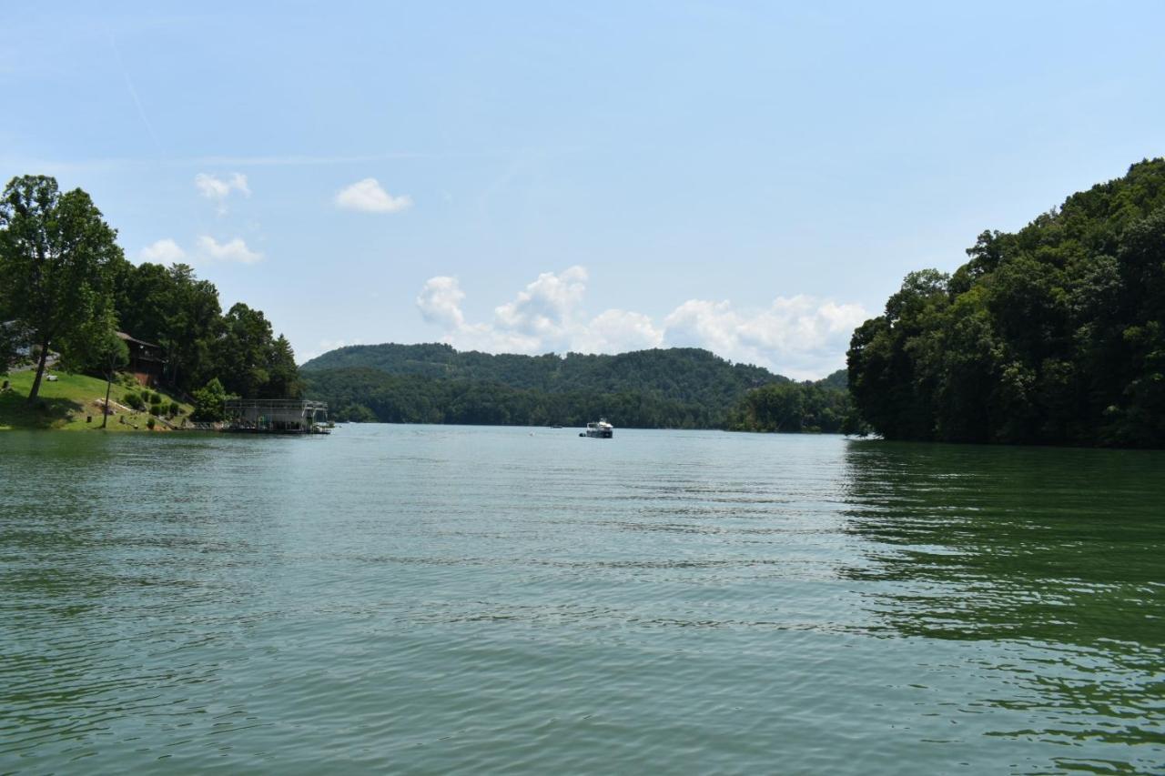 Tree Top Lodge: Lakeside Cabin Retreat with Hot Tub and Mountain Views Butler Exterior photo