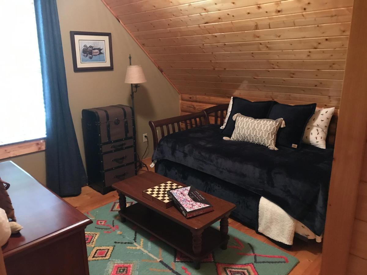 Tree Top Lodge: Lakeside Cabin Retreat with Hot Tub and Mountain Views Butler Exterior photo