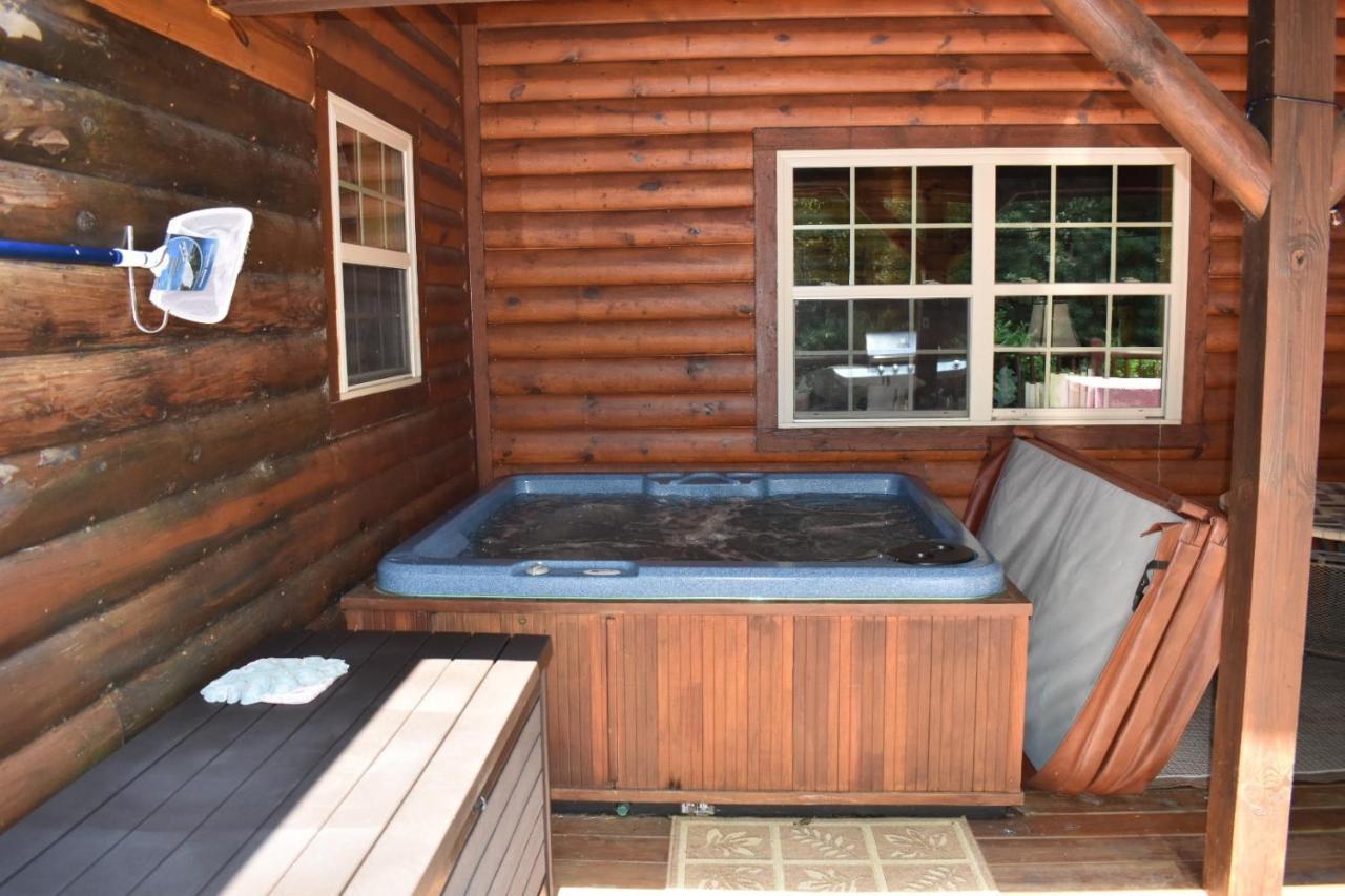 Tree Top Lodge: Lakeside Cabin Retreat with Hot Tub and Mountain Views Butler Exterior photo