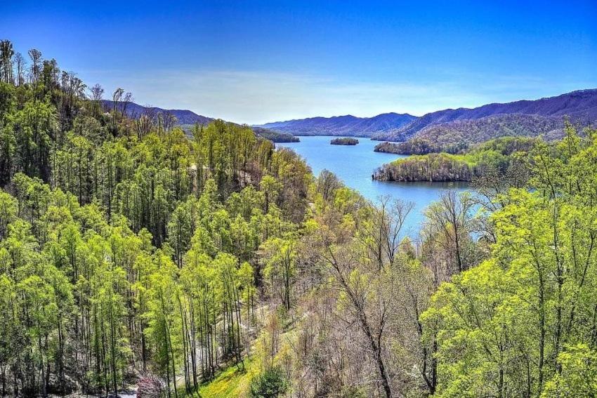 Tree Top Lodge: Lakeside Cabin Retreat with Hot Tub and Mountain Views Butler Exterior photo
