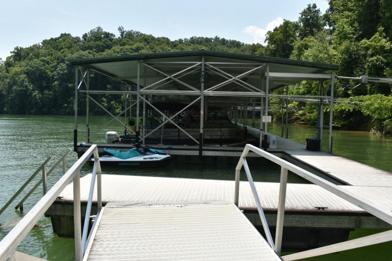 Tree Top Lodge: Lakeside Cabin Retreat with Hot Tub and Mountain Views Butler Exterior photo