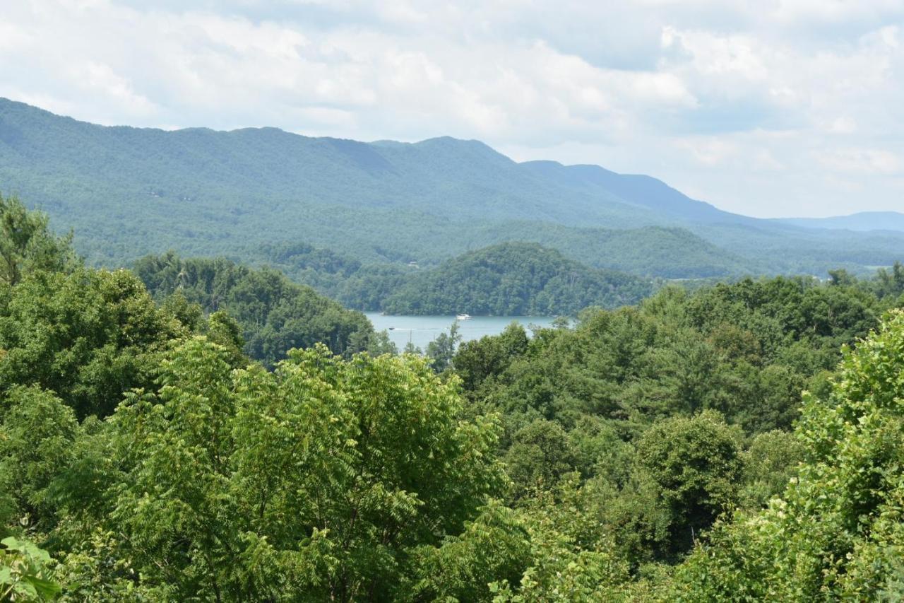 Tree Top Lodge: Lakeside Cabin Retreat with Hot Tub and Mountain Views Butler Exterior photo