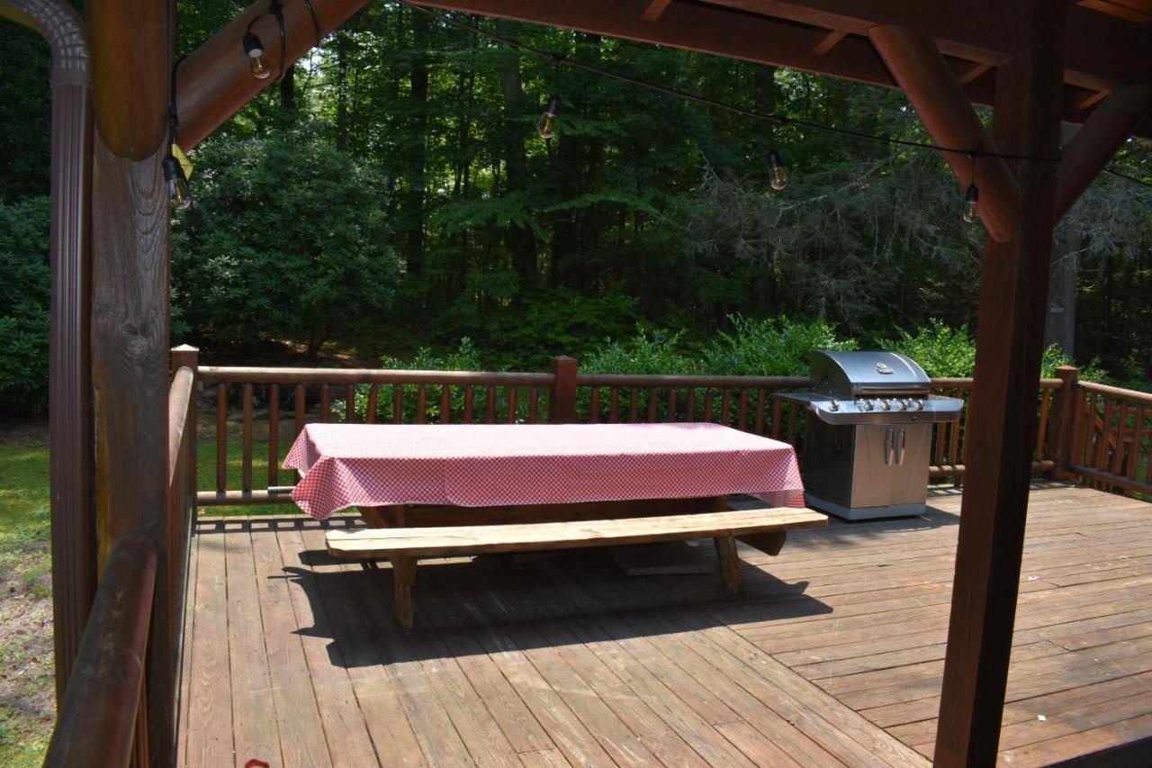 Tree Top Lodge: Lakeside Cabin Retreat with Hot Tub and Mountain Views Butler Exterior photo