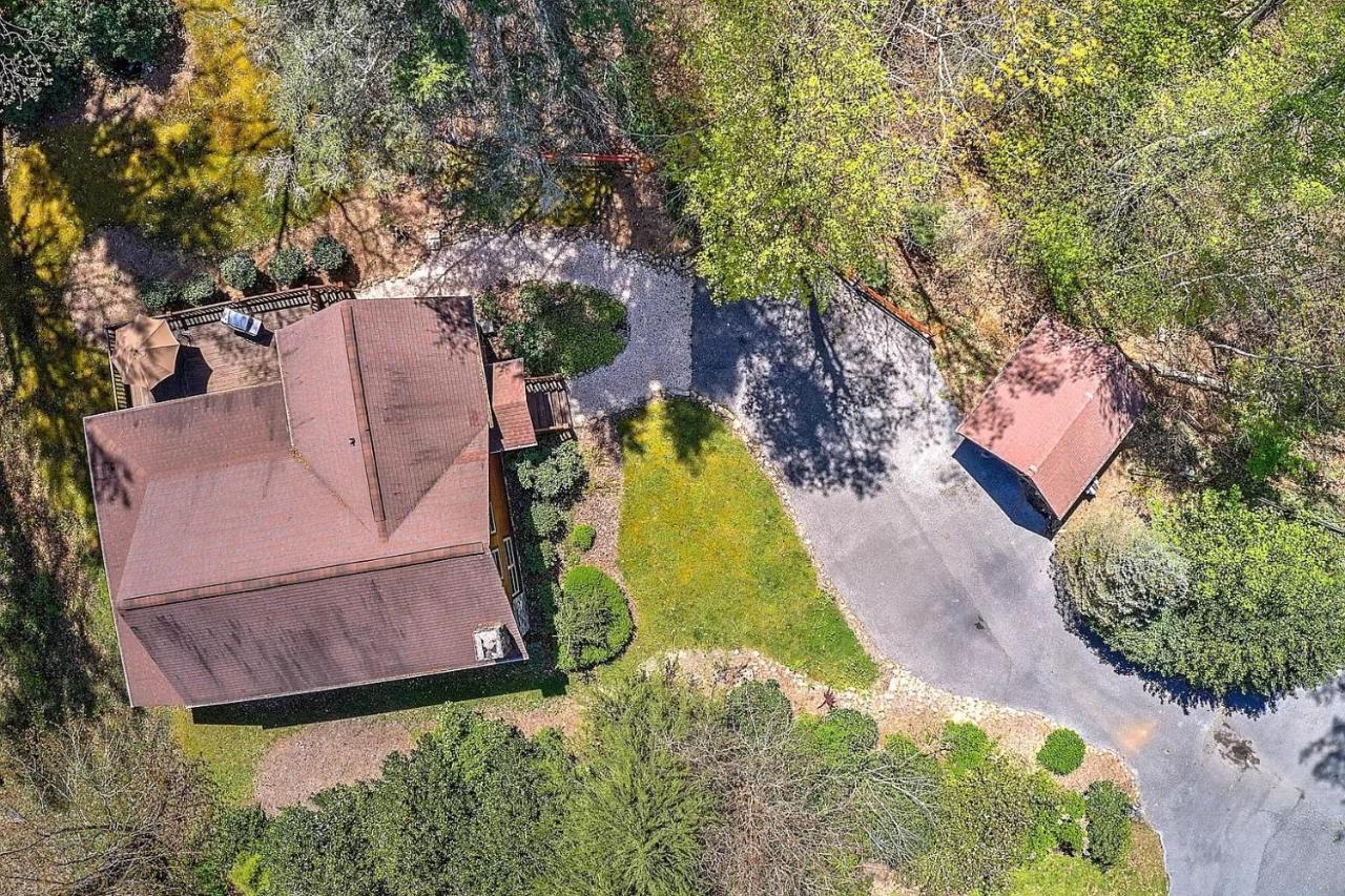 Tree Top Lodge: Lakeside Cabin Retreat with Hot Tub and Mountain Views Butler Exterior photo