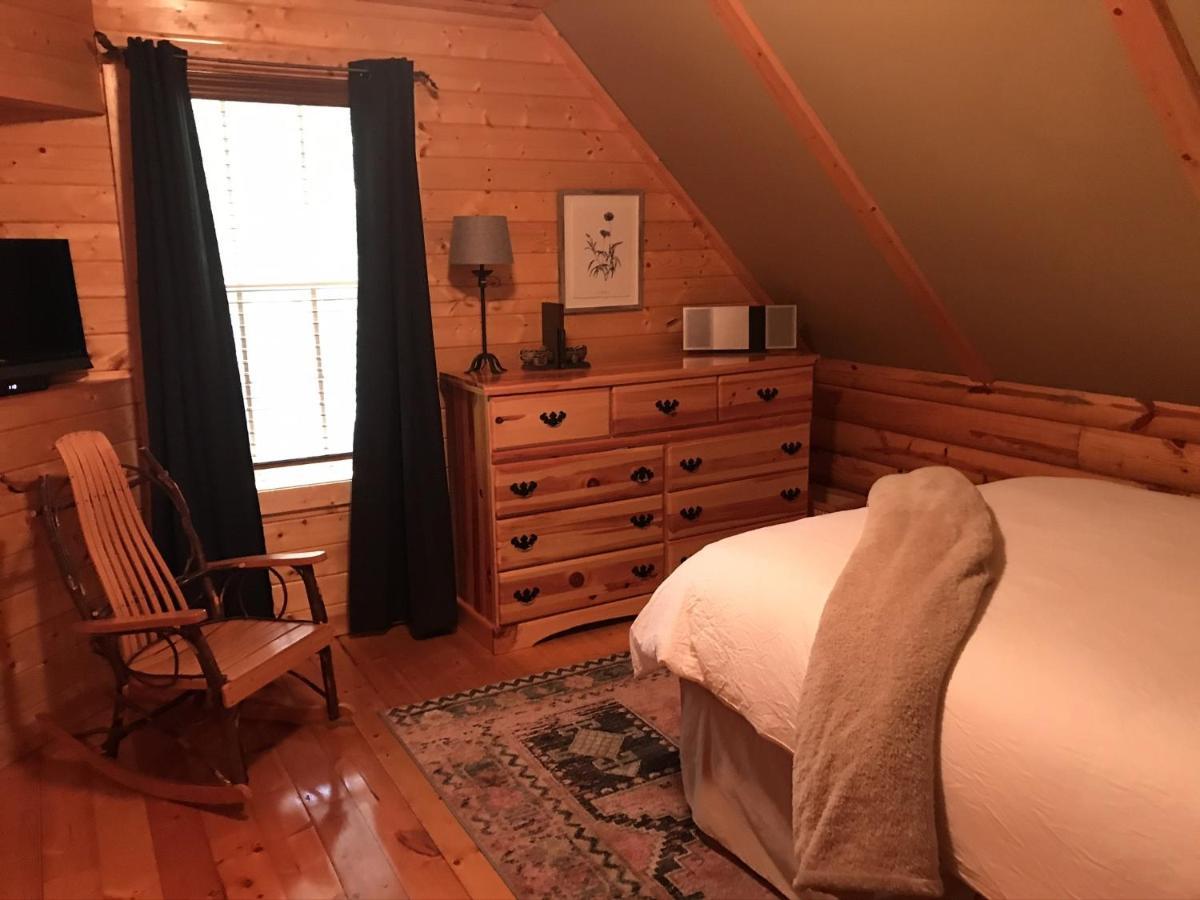 Tree Top Lodge: Lakeside Cabin Retreat with Hot Tub and Mountain Views Butler Exterior photo