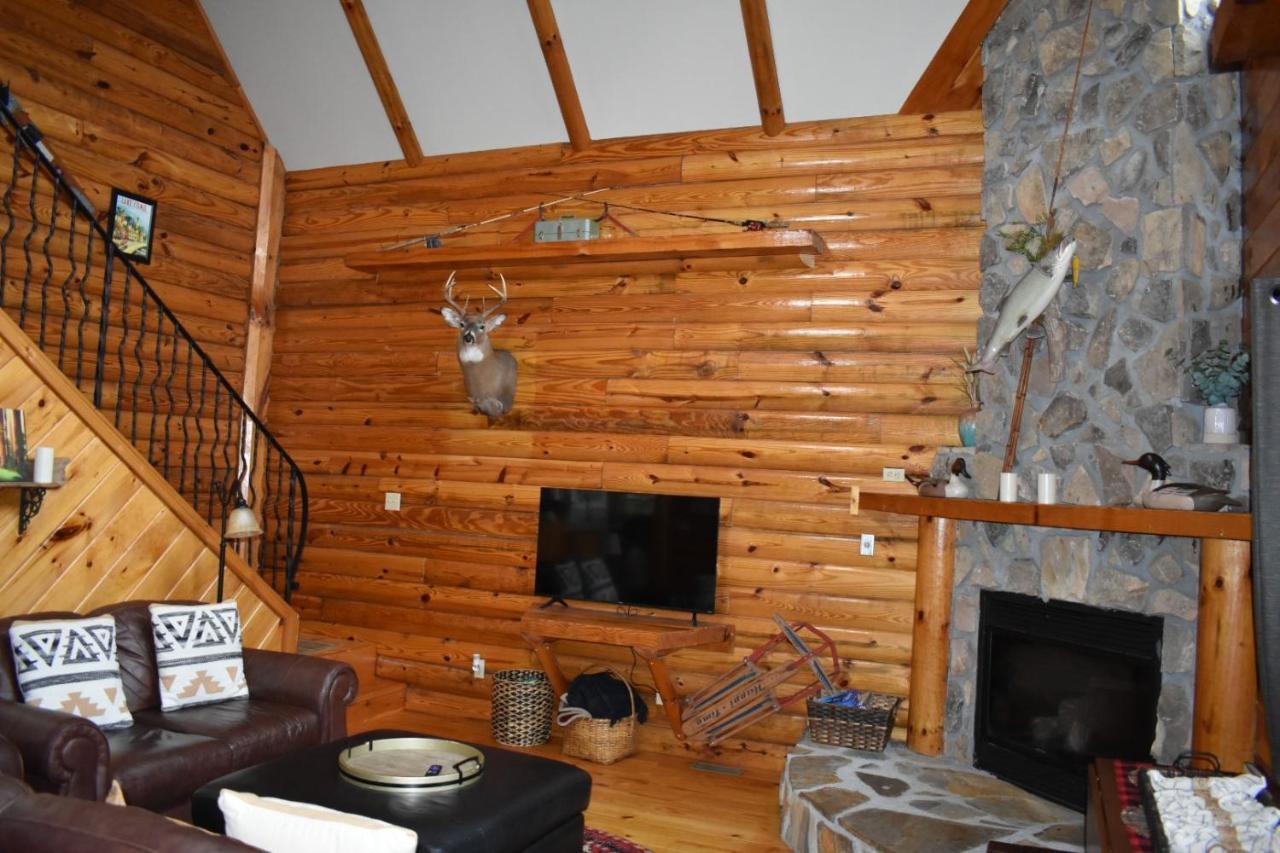 Tree Top Lodge: Lakeside Cabin Retreat with Hot Tub and Mountain Views Butler Exterior photo