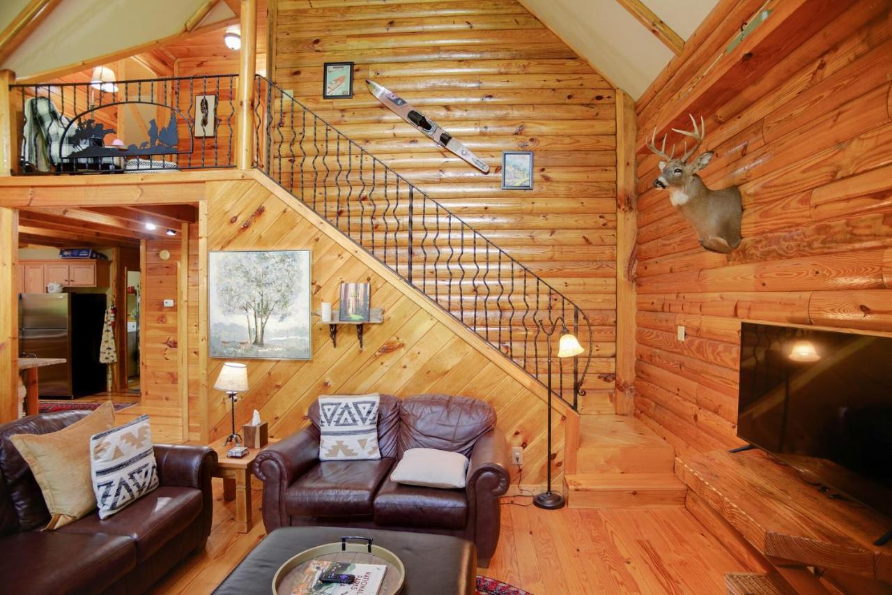Tree Top Lodge: Lakeside Cabin Retreat with Hot Tub and Mountain Views Butler Exterior photo