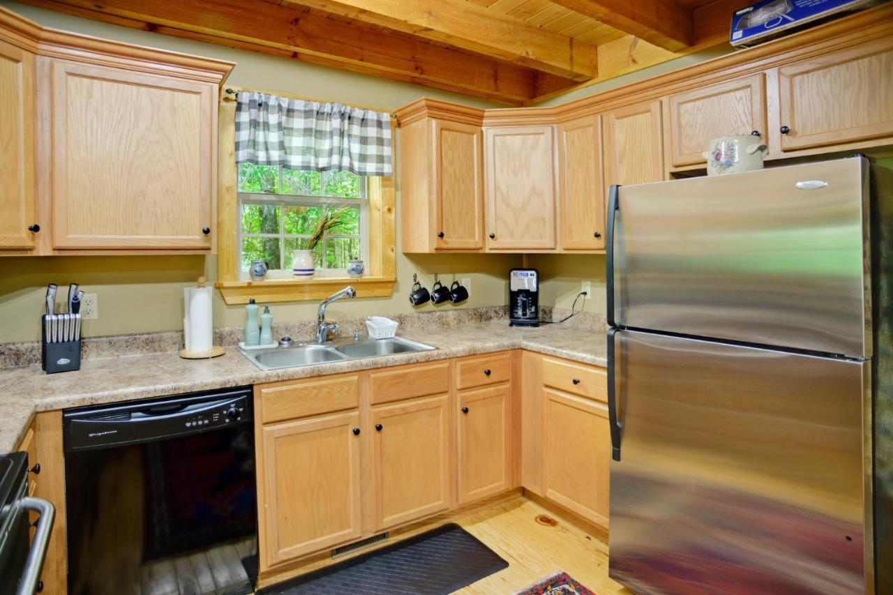 Tree Top Lodge: Lakeside Cabin Retreat with Hot Tub and Mountain Views Butler Exterior photo