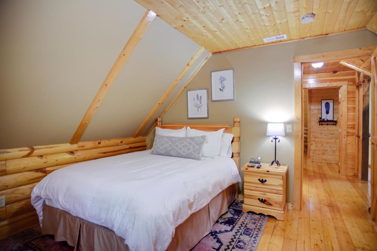 Tree Top Lodge: Lakeside Cabin Retreat with Hot Tub and Mountain Views Butler Exterior photo