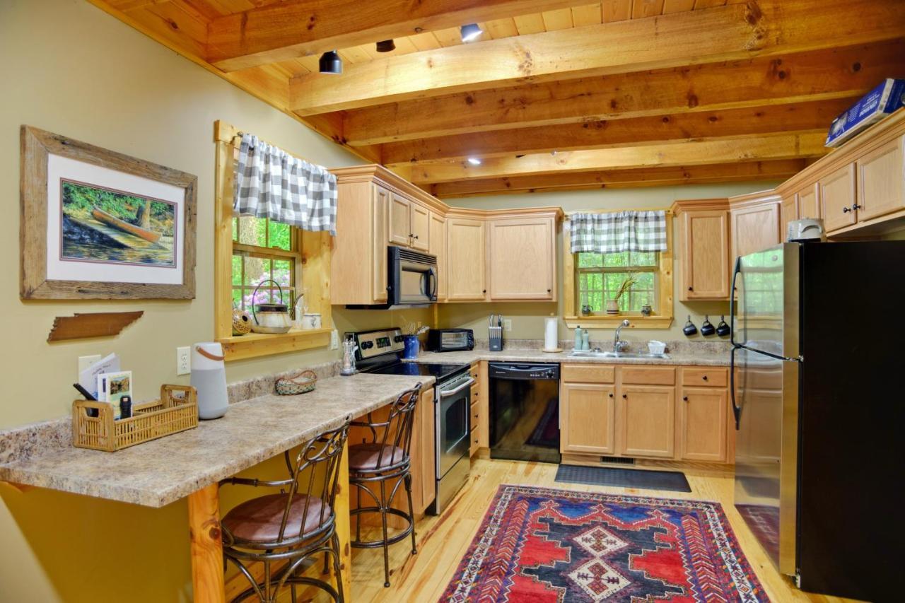 Tree Top Lodge: Lakeside Cabin Retreat with Hot Tub and Mountain Views Butler Exterior photo