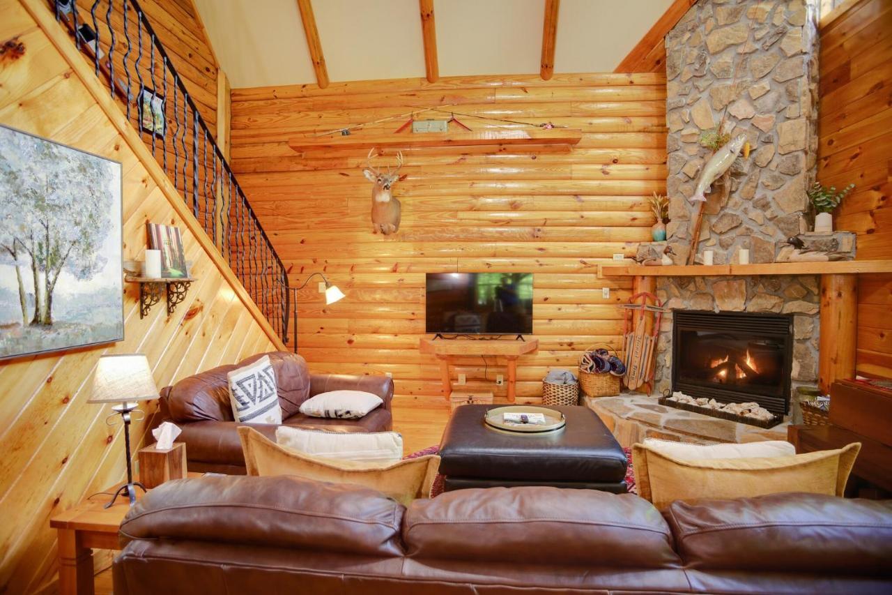 Tree Top Lodge: Lakeside Cabin Retreat with Hot Tub and Mountain Views Butler Exterior photo