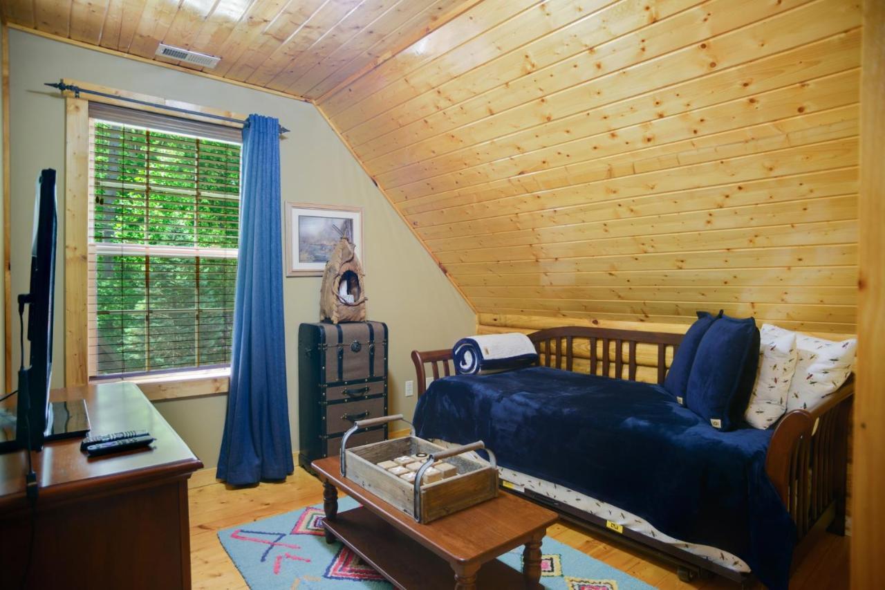 Tree Top Lodge: Lakeside Cabin Retreat with Hot Tub and Mountain Views Butler Exterior photo