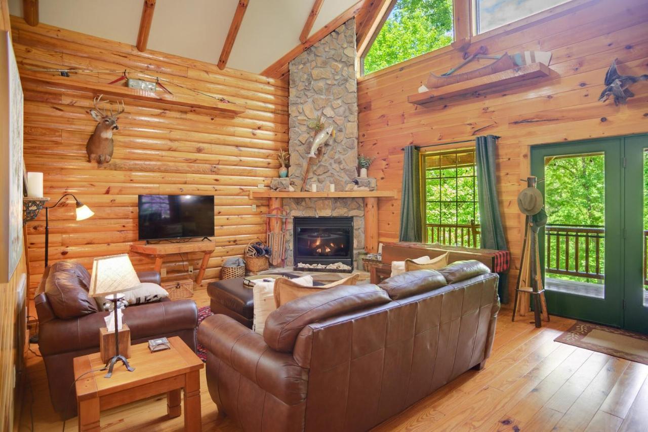 Tree Top Lodge: Lakeside Cabin Retreat with Hot Tub and Mountain Views Butler Exterior photo