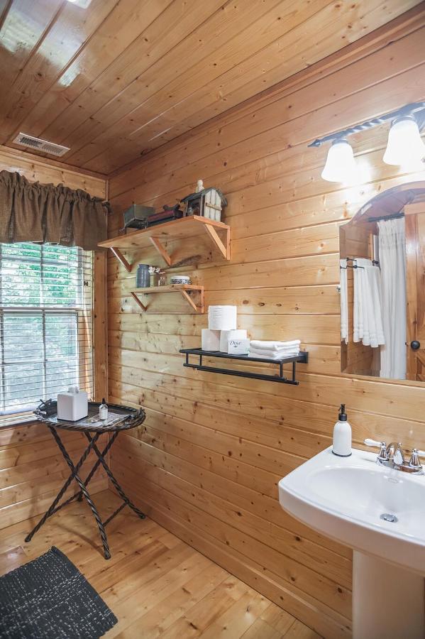Tree Top Lodge: Lakeside Cabin Retreat with Hot Tub and Mountain Views Butler Exterior photo